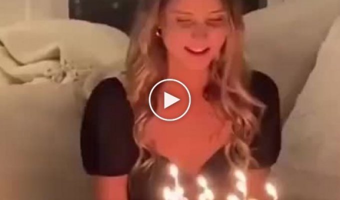 Девушка задувает свечи