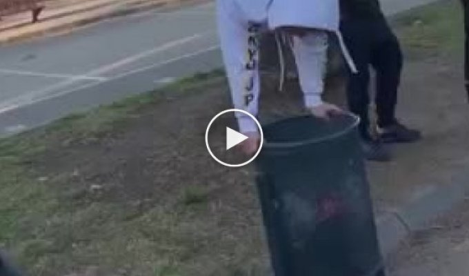Попытка выполнить стойку на руках на мусорной корзине чуть не привела к трагедии