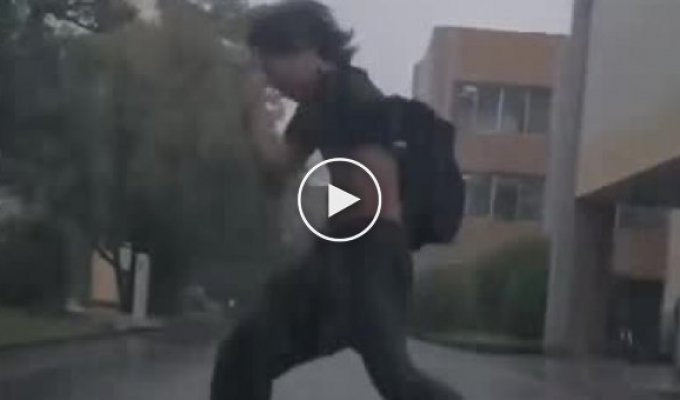 Японец использовал тайфун, чтобы снять эпичное видео
