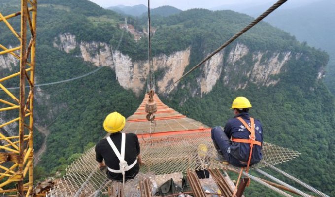 В Китае подходит к концу строительство самого длинного в мире стеклянного моста (6 фото + видео)