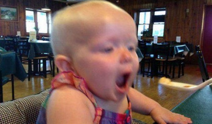 Малыш первый раз в жизни попробовал карамельный пудинг (5 фото)