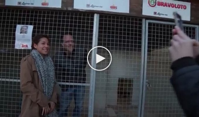Запертый в клетке на 87 часов француз ,собрал 200 000 евро для помощи бездомным собакам
