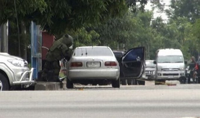 Взрыв автомобиля в Таиланде (7 фото)