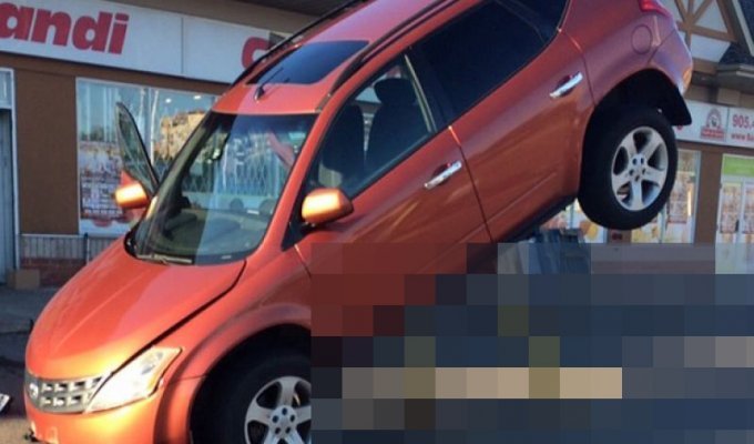 На парковке у магазина водитель залетел на металлические столбы (3 фото)