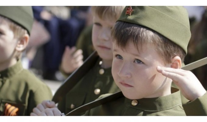 Российских педагогов и школьников могут переодеть в военную форму (2 фото)