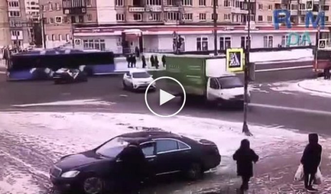 В Петербурге пешеход запретил Мерседесу проезжать по тротуару и был избит водителем