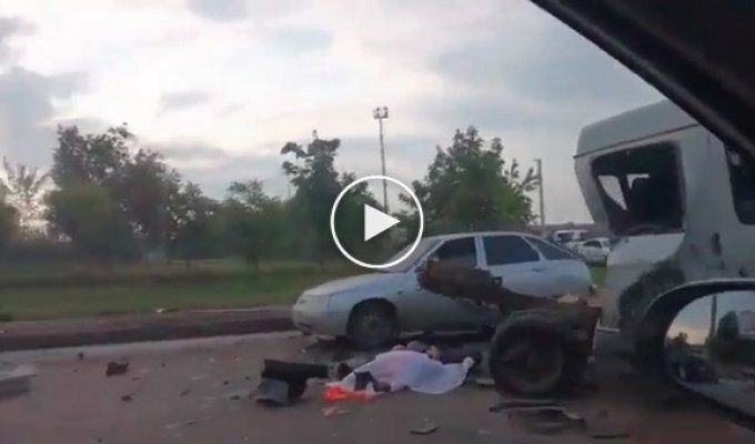 В Краснодаре пьяный 17-летний парень на Land Rover`е сбил пятерых дорожных рабочих