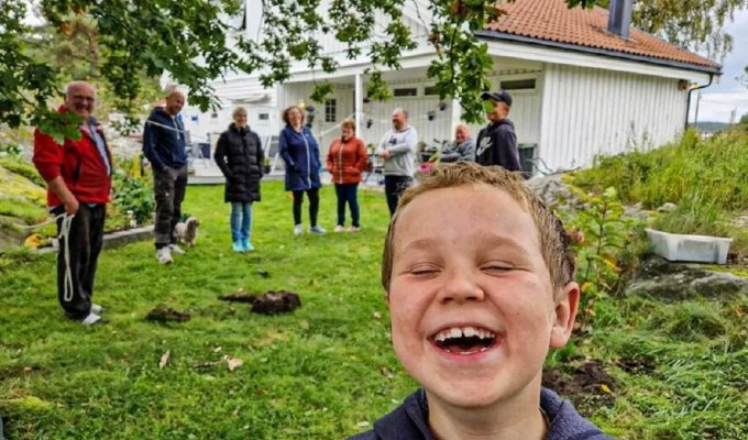 Норвежская семья искала во дворе серьгу, а нашла украшения викингов (4 фото)