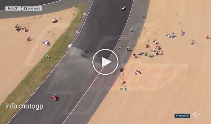 Массовый завал гонщиков на мотогонке Moto3 на трассе «Ле-Ман»