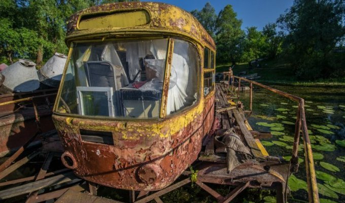 Заброшенный плавучий дом из трамвая (10 фото)