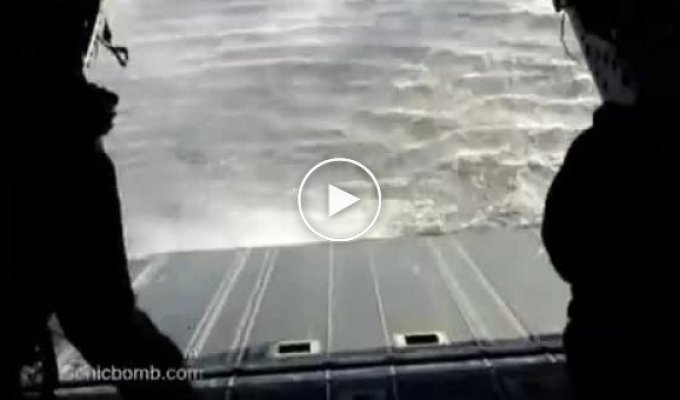 Эвакуация боевого катера береговой охраны с помощью вертолетом