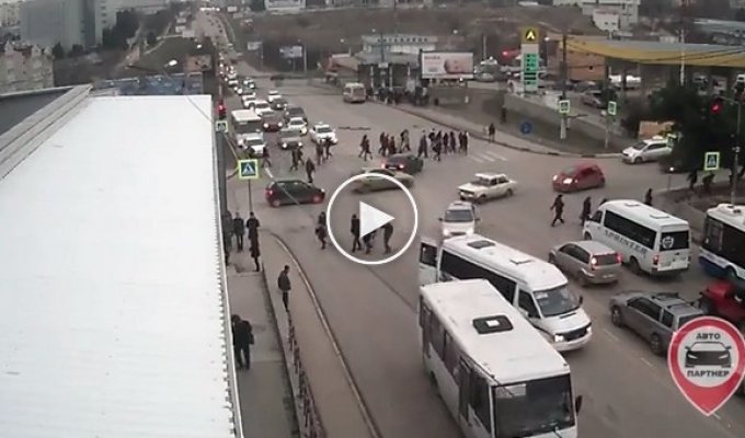 В Севастополе женщина выпала из задней двери маршрутки