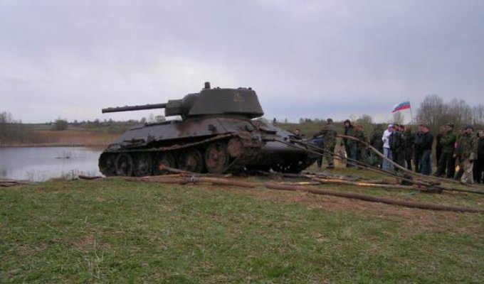 Со дна Селивановского озера поднят Танк Т-34 (12 фото)