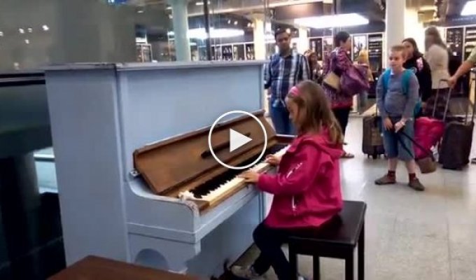 Девочка увидела пианино в аэропорту и удивила окружающих своей игрой