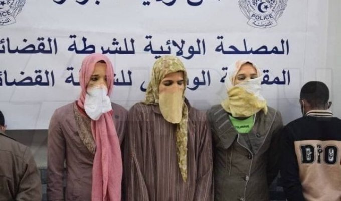 В Алжире задержали группу женщин-наркоторговцев с "сюрпризом" (4 фото)