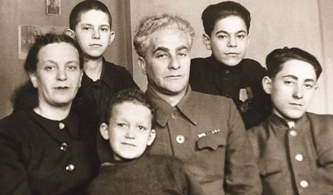Советские знаменитости с родителями (16 фото)