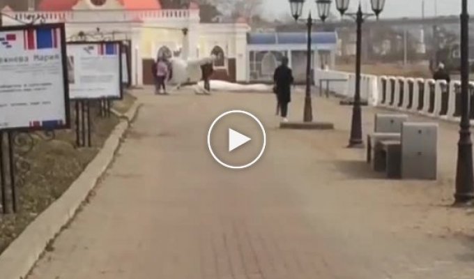 В Костроме вертолет взлетел с пешеходной дорожки на набережной