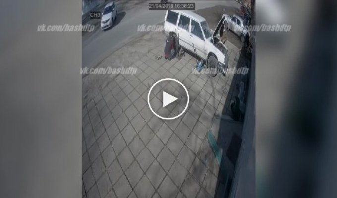 Мотоциклист влетел в поворачивающую машину в Уфу