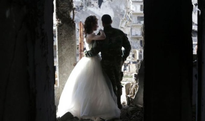 Фотосессия сирийских молодоженов посреди развалин города Хомс (12 фото)