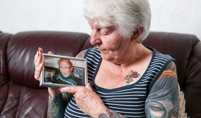 Британская старушка после смерти мужа усеяла тело татуировками (6 фото + 1 видео)