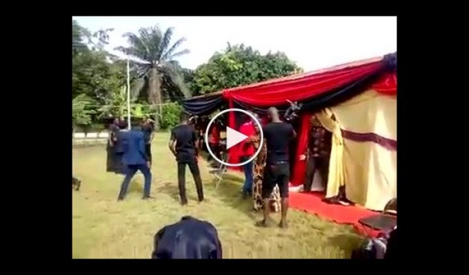 Задорные танцы на похоронах в Африке завершились падением гроба с телом на землю