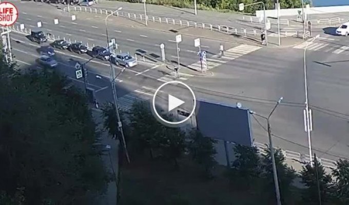 Электросамокатчик поехал на красный и попал под машину в Челябинске