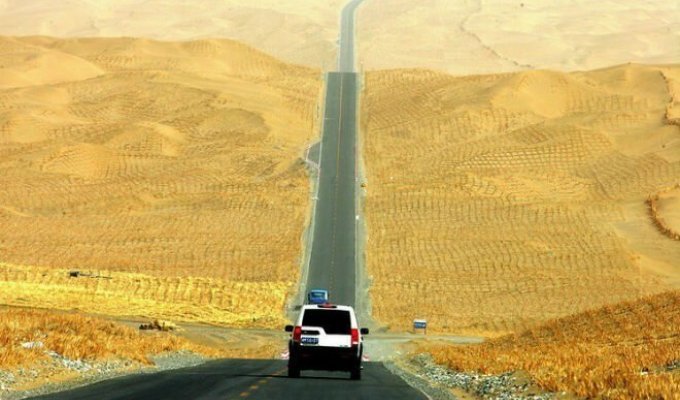 Таримское шоссе: зачем китайцам 500 км дороги посреди голой пустыни (2 фото + 1 видео)