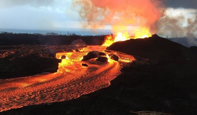 Гавайи в огне: Мировые СМИ показали видео неистовой ярости островного вулкана (2 фото + 6 видео)