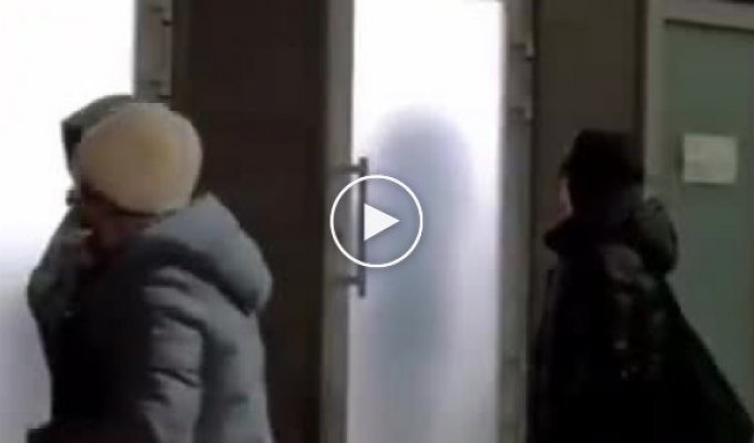 На Сахалине рядом с остановкой установили туалеты с прозрачными дверьми
