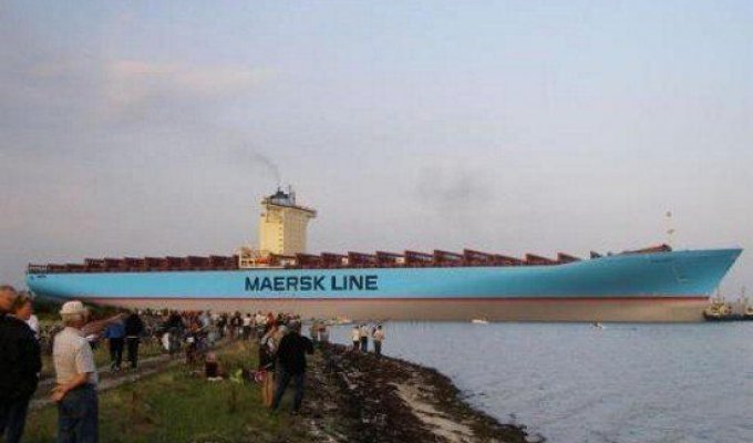  Самый большой контейнеровоз в мире (9 Фото)