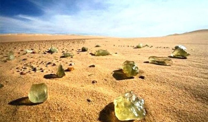 Ливийское стекло – загадочный минерал пустыни (2 фото)