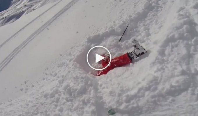 Лыжники в Альпах случайно заметили и спасли девушку, застрявшую в снегу