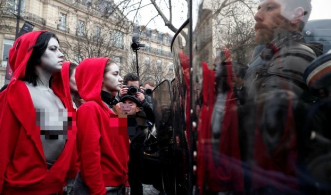 Женщины с обнаженной грудью устроили безмолвную акцию протеста в Париже (3 фото + видео)