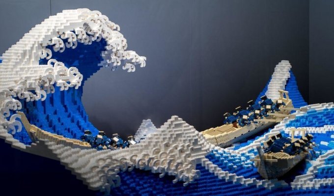 Знаменитую гравюру «Большая волна» собрали из 50 000 деталей LEGO (8 фото)