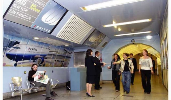 Реклама авиалиний в метро (3 фотографии)