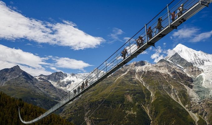 Вниз не смотреть: самый длинный пешеходный мост открыли в горах Швейцарии (10 фото)