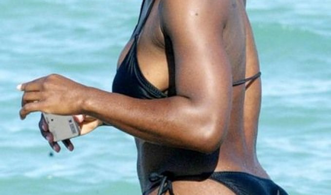 Серена Уильямс на пляже (5 фотографий)
