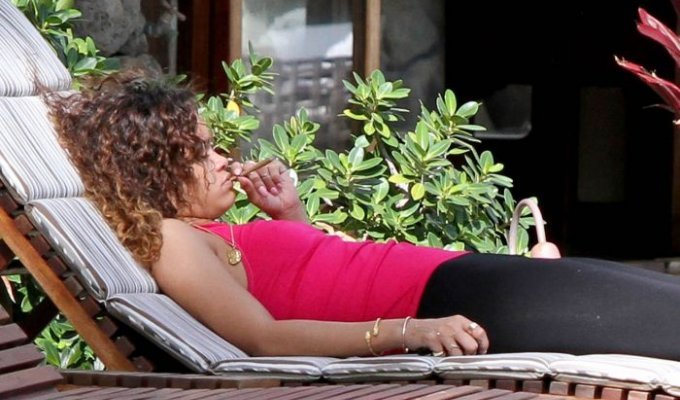 Что курит Rihanna? (6 Фото)