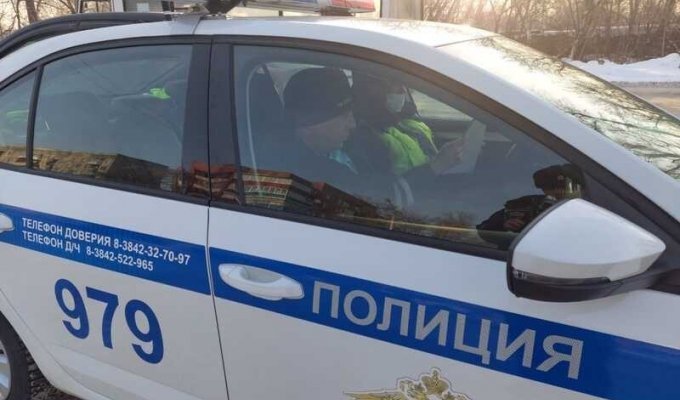 Социализация по-кемеровски: тиктокнутый водитель маршрутки оштрафован за просмотр видео за рулем (2 фото)
