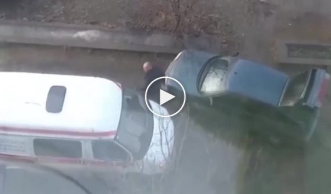 В Иваново мужчина с кулаками набросился на машину скорой помощи (мат)