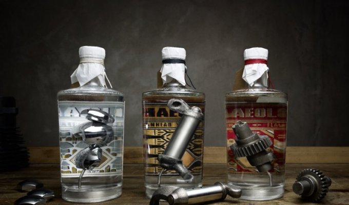 Джин в бутылках с деталями от мотоциклов Harley-Davidson (4 фото + 1 видео)