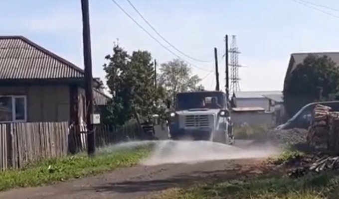 Выразили почтение: в российском городе перед визитом губернатора отмыли грунтовую дорогу (4 фото + 1 видео)