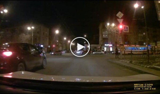 В Екатеринбурге ВАЗ перевернулся и придавил пешехода