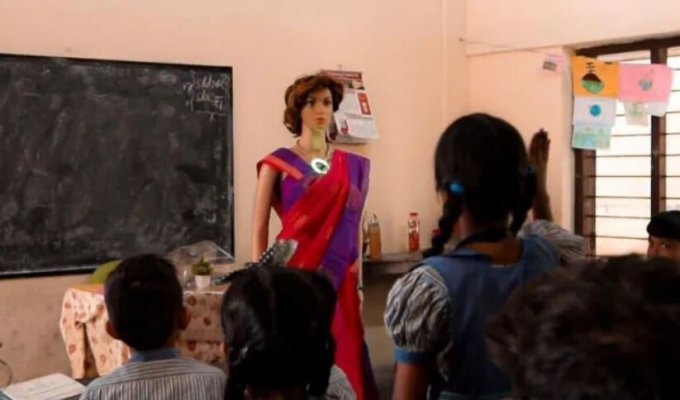 В одной из школ Индии начал работать первый робот-учитель с ИИ (2 фото + 1 видео)