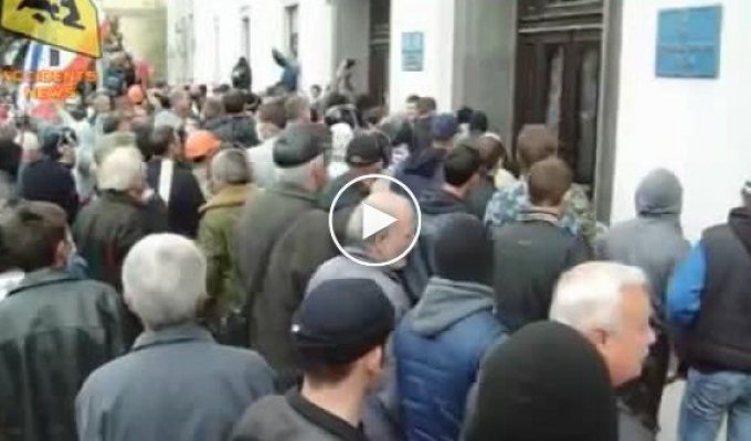 Захват Луганской ОГА (29 апреля) (майдан)
