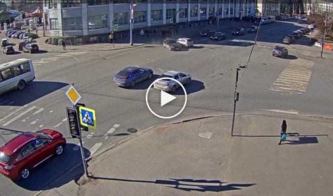 В центре Архангельска в результате ДТП загорелся автомобиль