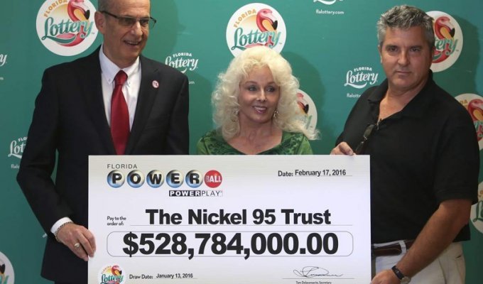 Супруги, выигравшие $528 млн, не торопятся тратить деньги и продолжают играть в лотерею (11 фото)