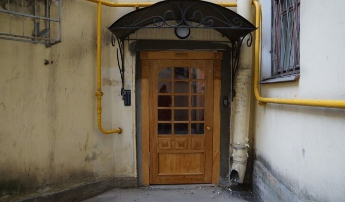 Петербуржцы восстановили двери исторического здания на свои деньги (1 фото)