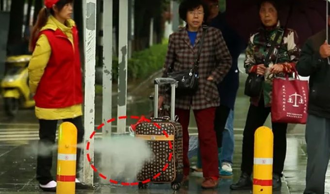 В Китае пешеходов, идущих на красный свет, опрыскивают водой (5 фото + 1 видео)