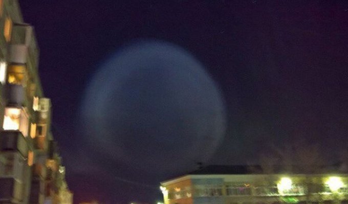 Необычный светящийся шар в небе над Салехардом (3 фото)